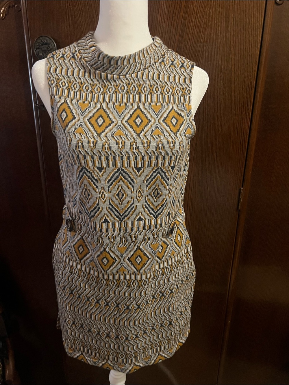 Romeo & Juliet Couture Sleeveless Geometric Mini Dress in Mustard and Gray